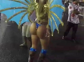 Bastidores da entrada da escola de samba dragoes da real - a musa cacau colucci