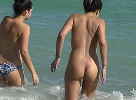 Natural tits and pussies in this beach spy video