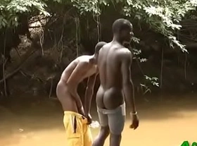 negros africanos tomando banho e se sarrando no rio